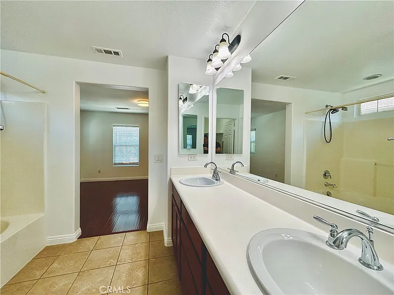 14602 Longwood Ave — Photo 23