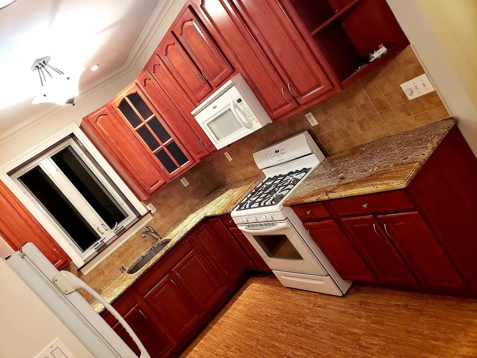 3 bed, 1300 sqft, $3,200 — Photo 4