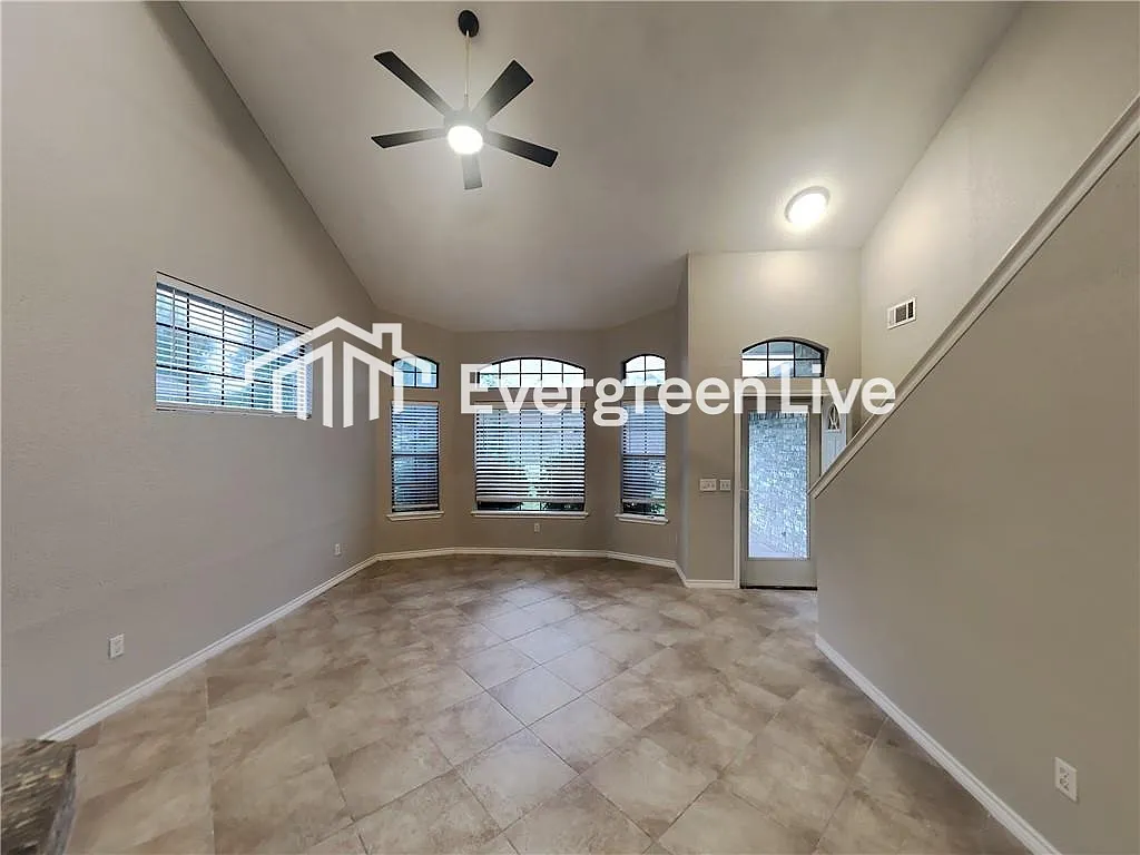 4 bed, 3.5 bath, 1746 sqft, $1,895 — Photo 3