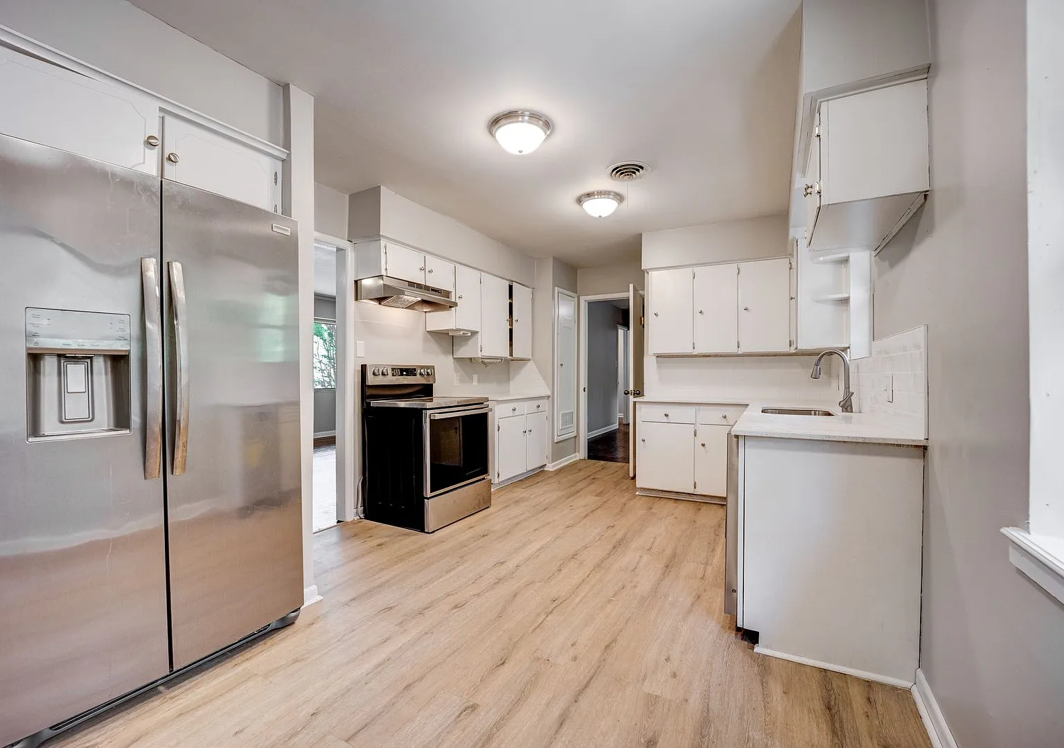 Move-In Special: 1st Month Free Freshly Updated 3 Bedroom House — Photo 2