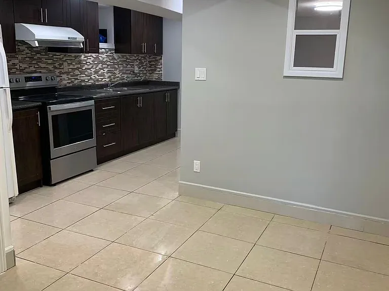353 Lansdowne Ave #BASEMENT — Photo 5