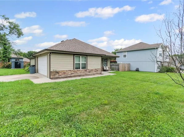 1101 SE Oak Ridge Dr, Oak Grove, MO 64075