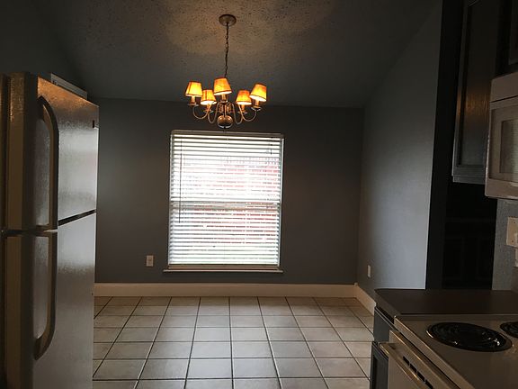 3rd image of 8129 Twin Oaks Trl