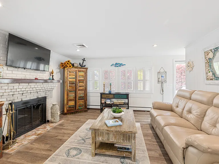 35 Willow Ave — Photo 3