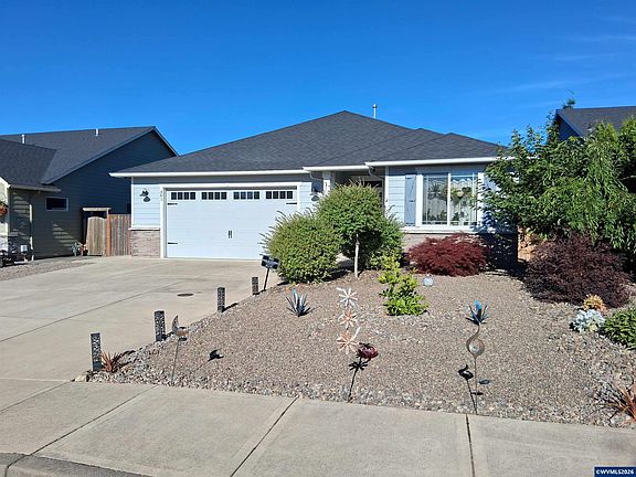 2nd image of 301 SW Applegate Trail Dr