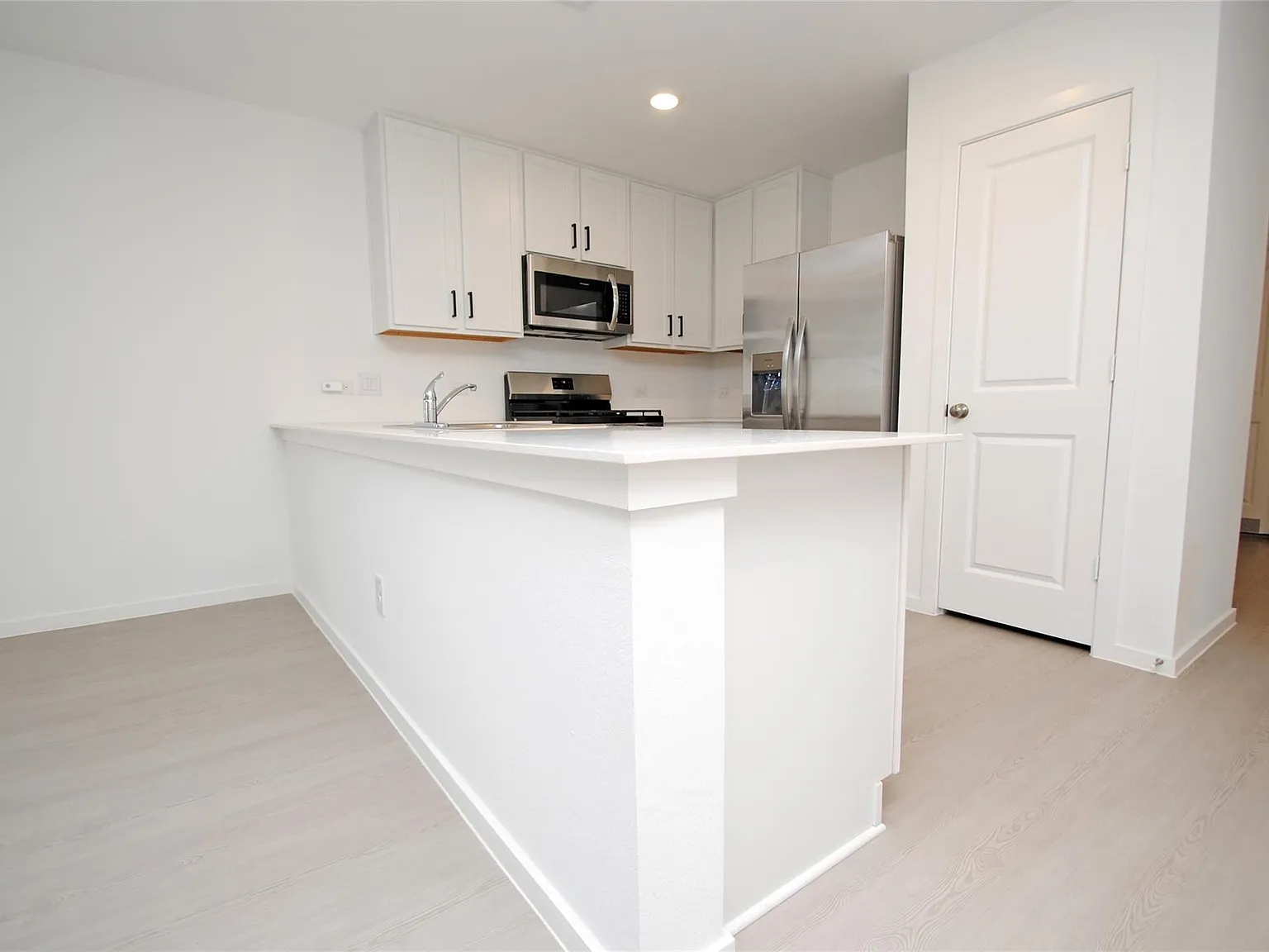 4 bed, 11.0 bath, 1924 sqft, $2,300 — Photo 4