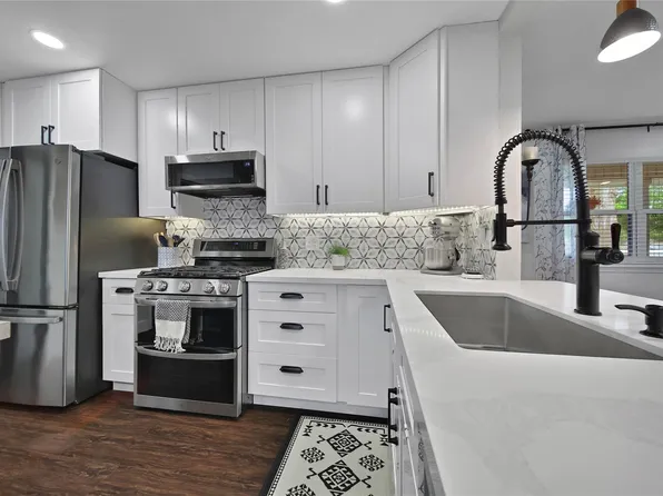 1800 Alvy Dr, La Porte, TX 77571