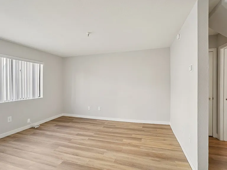 Chadron Apts — Photo 29