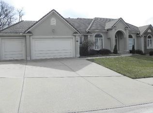 8012 Forest Park Dr, Parkville, MO 64152