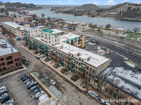 125 N 1st St, Grand Haven, MI 49417