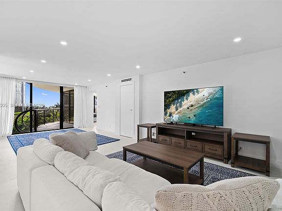 5th image of 2843 S Bayshore Dr APT 5F