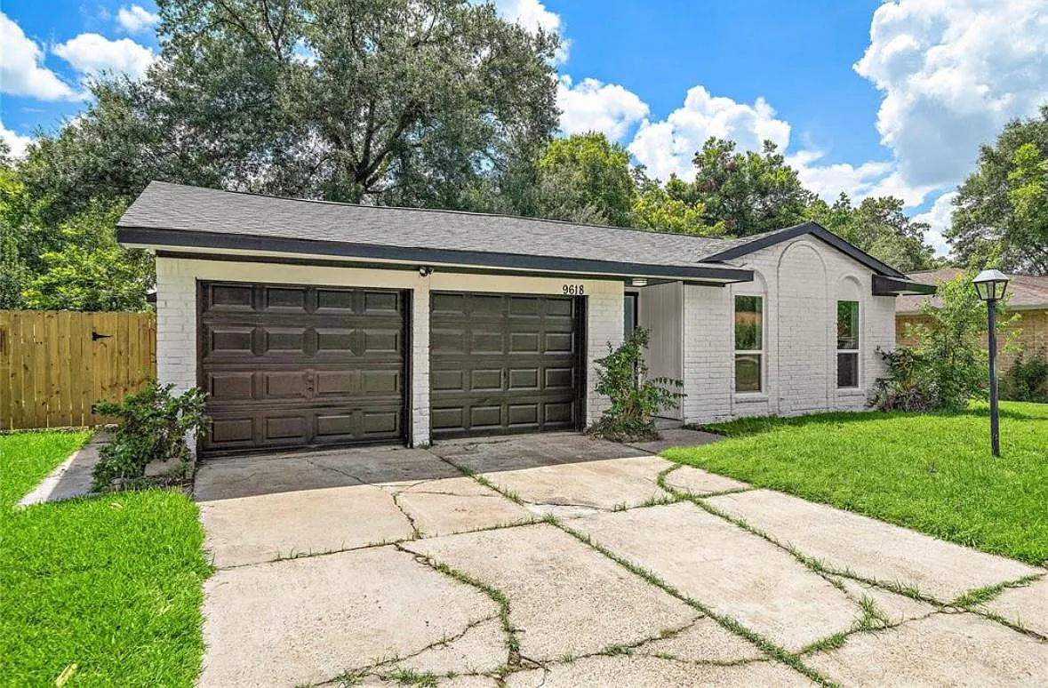 9618 Glenwood Forest Dr — Photo 1