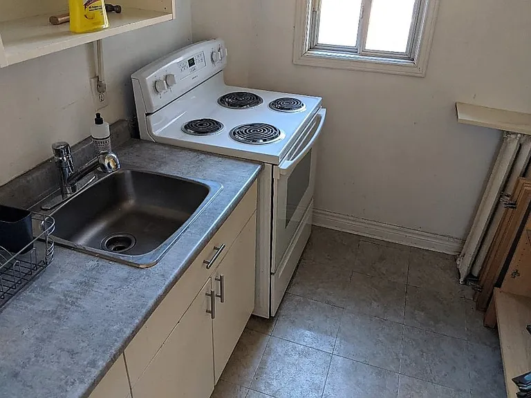 583 Dovercourt Rd #2 — Photo 9