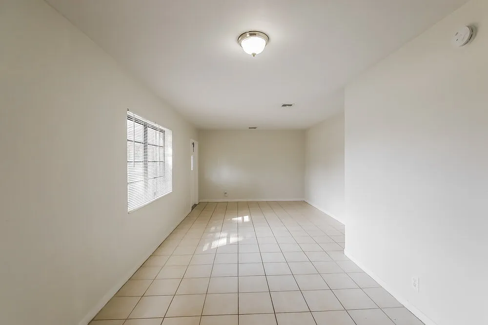 3 bed, 1.0 bath, 1186 sqft, $2,560 — Photo 3