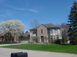 17212 Victor Dr, Northville, MI
