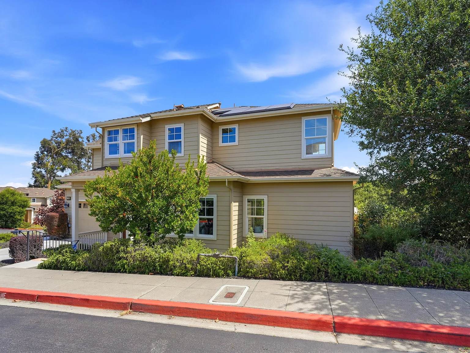 3 bed, 2.5 bath, 2319 sqft, $8,200 — Photo 3