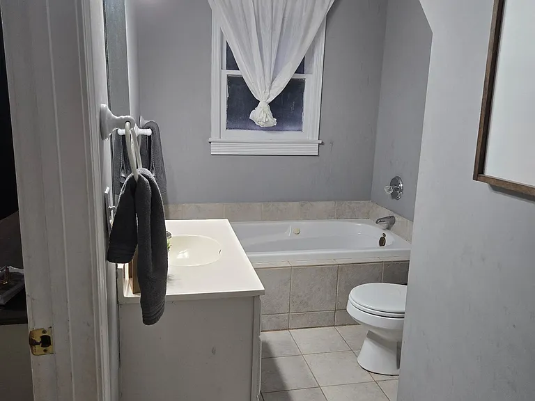 819 E College St — Photo 11