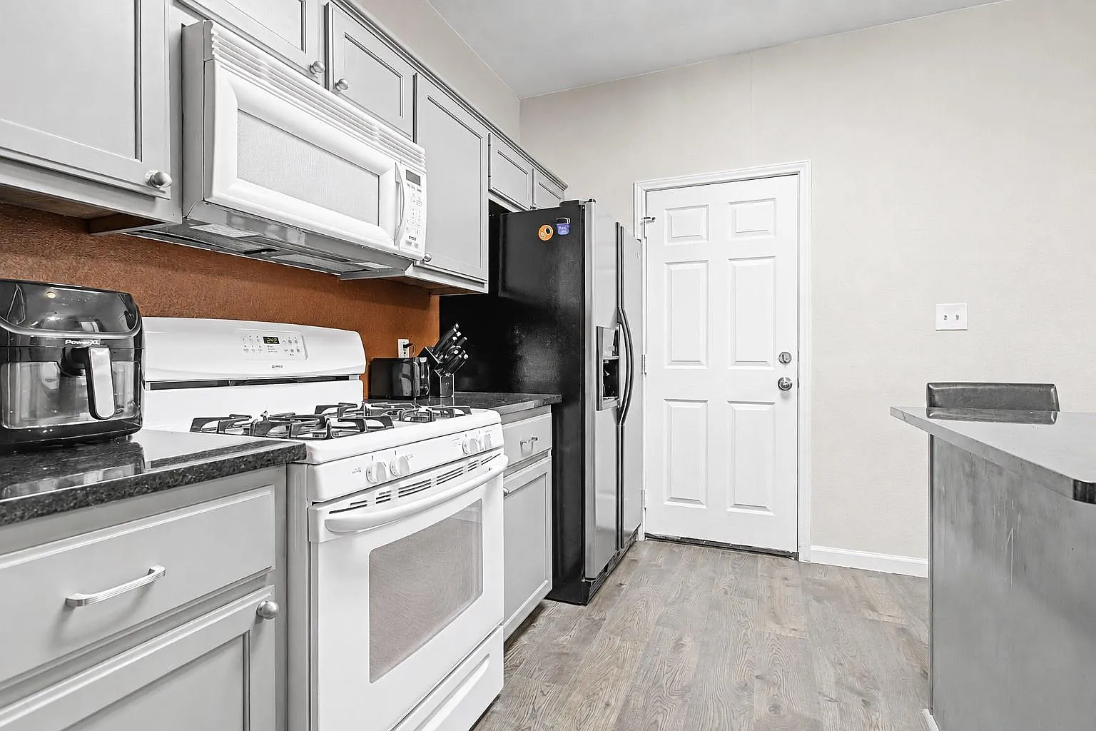 3 bed, 2.0 bath, 1229 sqft, $1,800 — Photo 4