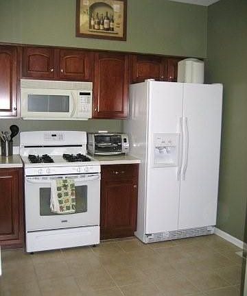 Kitchen w/ Ceramic Tile