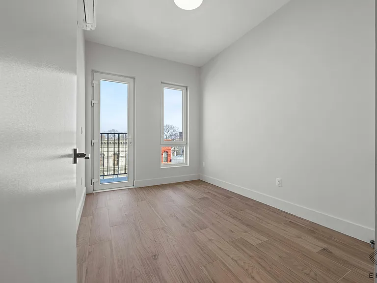 1118 Rogers Ave #3L — Photo 8