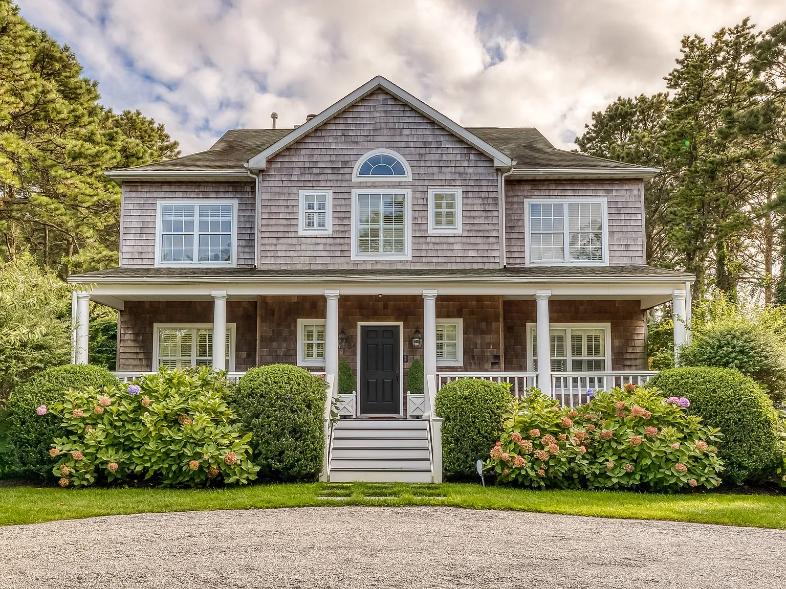 Chic Southampton Five Bedroom With Pool — Photo 4