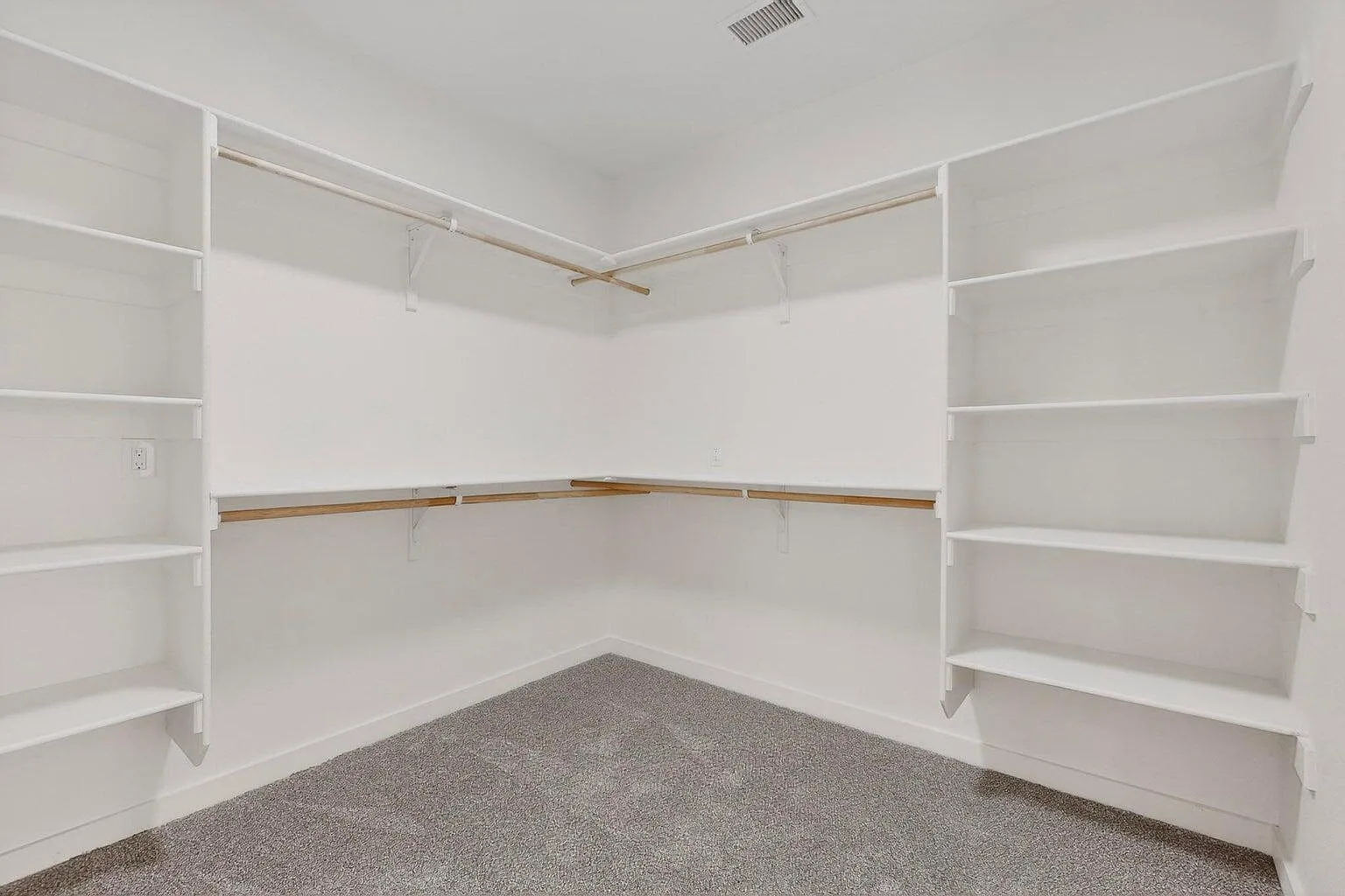 4 bed, 2.5 bath, 2360 sqft, $3,200 — Photo 4