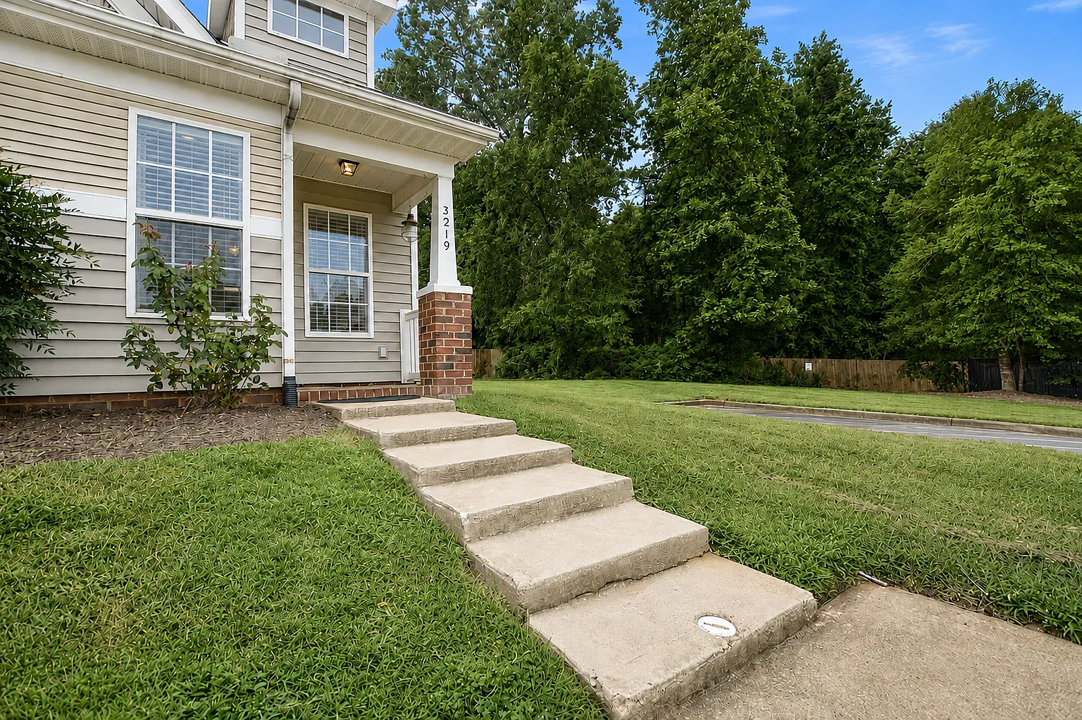 3 bed, 1144 sqft, $2,000 — Photo 2