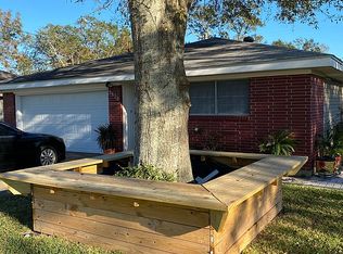 5820 39th St, Groves, TX 77619