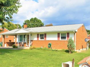 912 Hemlock Rd, Salem, VA 24153