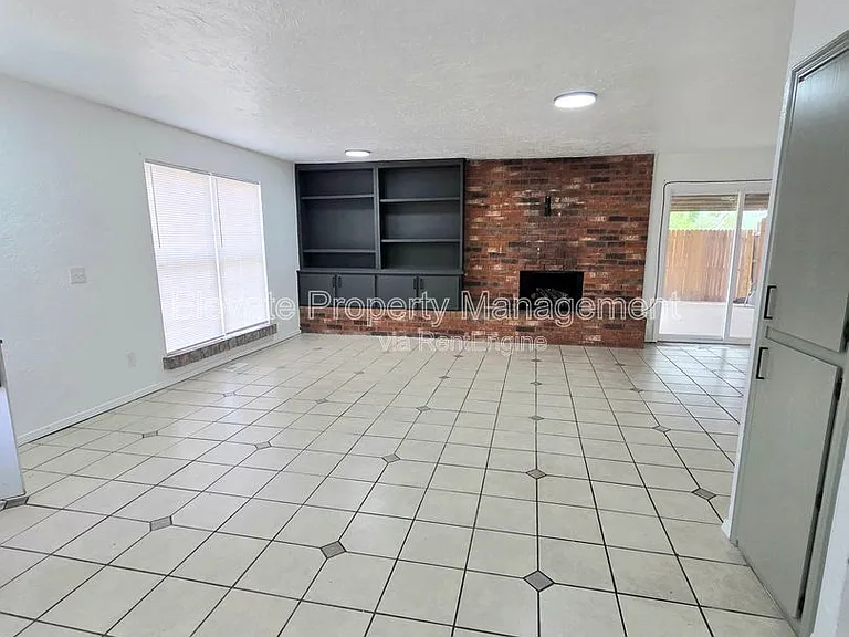 530 Westwood Ct — Photo 3