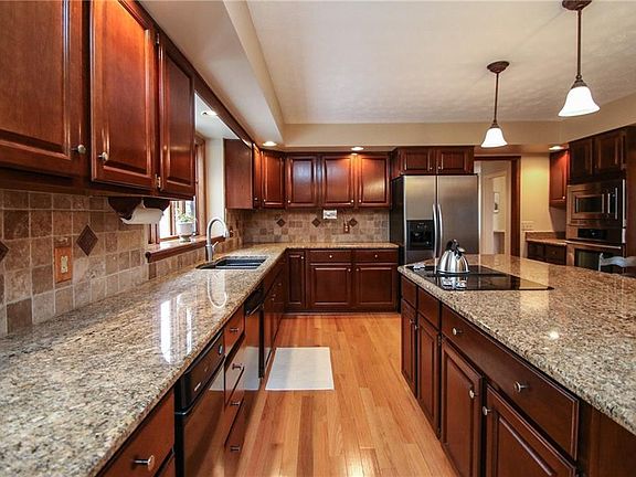 5th image of 19 Muirfield Ct