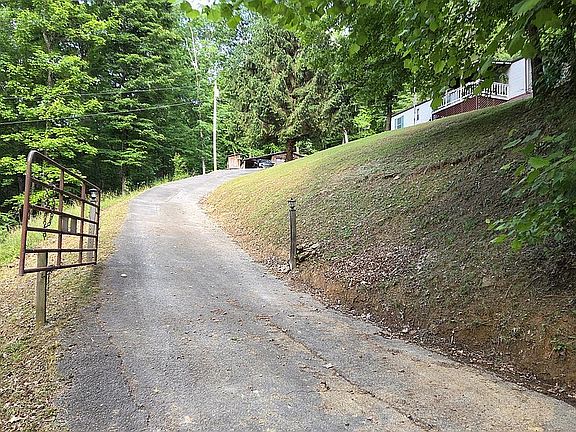 4th image of 221 Polemic Run Rd