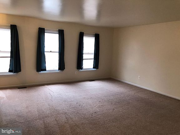 4th image of 110 Rolling Hill Ct