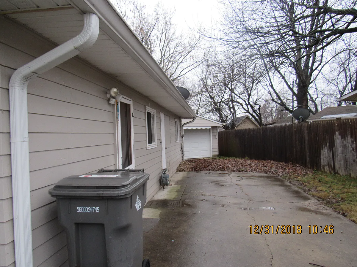 Building Photo - 3060 Midvale Dr