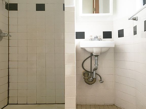 4th image of 604 Manhattan Ave APT 3R