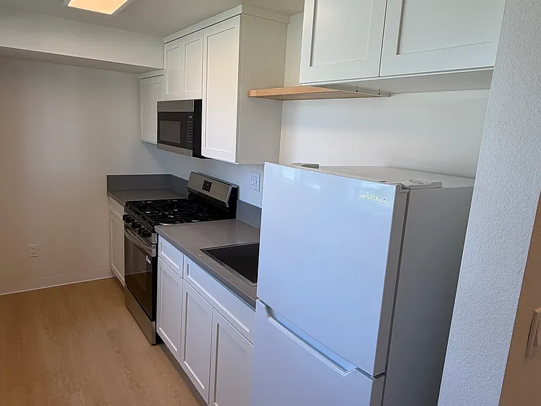 2220 W Victory Blvd #M1 — Photo 2