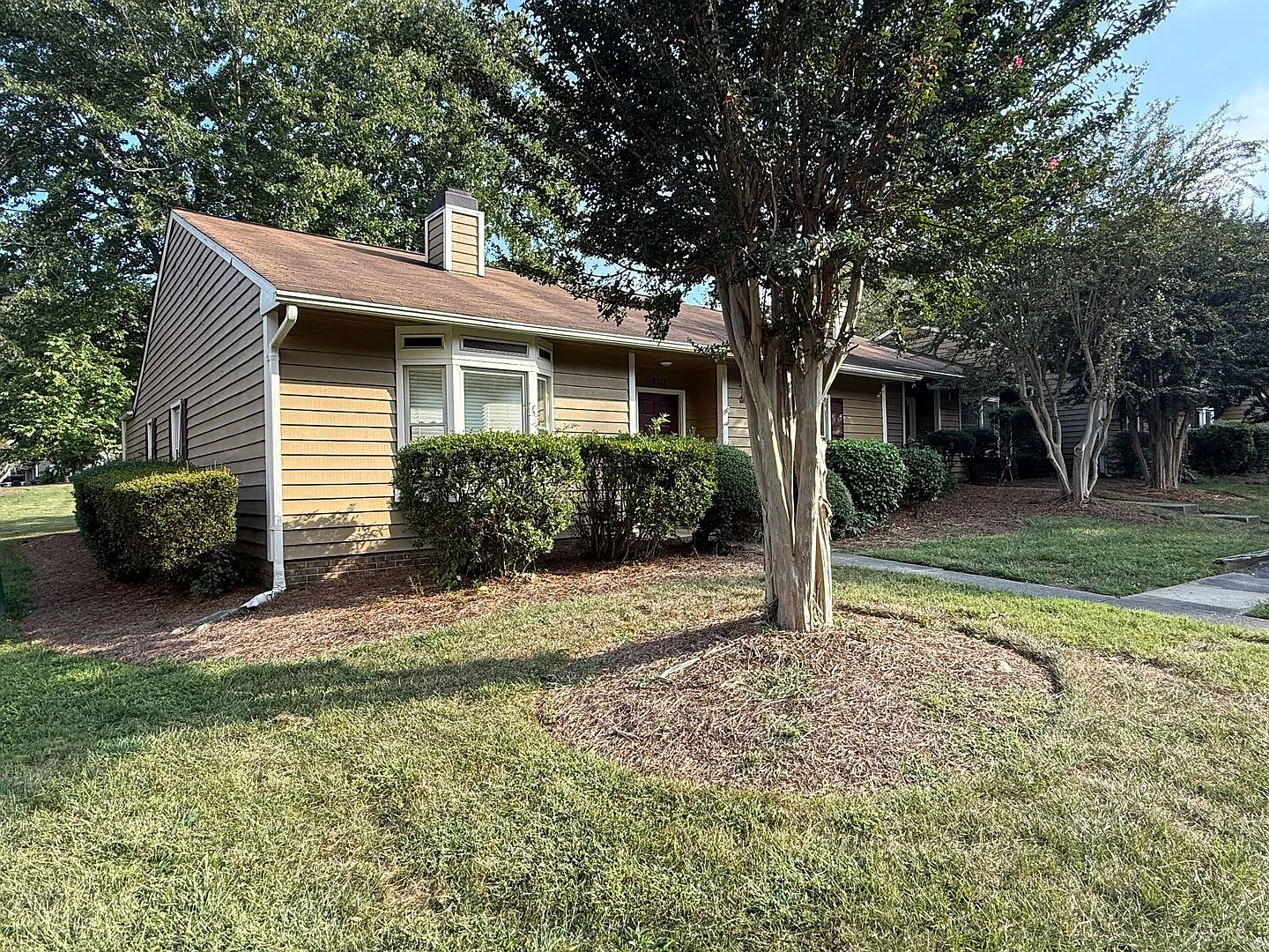 Lovely 1 story End Unit Townhouse — Photo 2