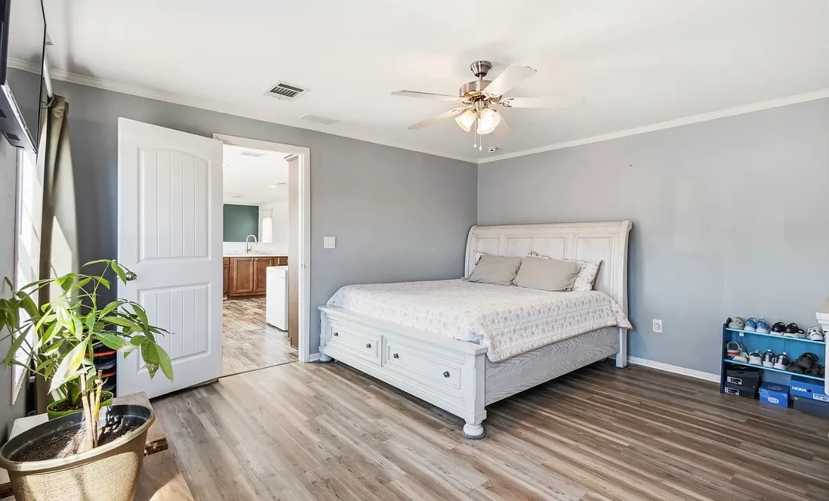 3 bed, 1216 sqft, $2,100 — Photo 3