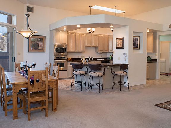Dining/Kitchen w/Penninsula