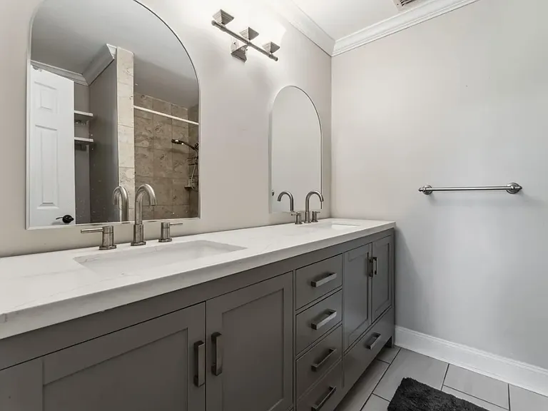 Updated Primary Suite with Dual Sinks!