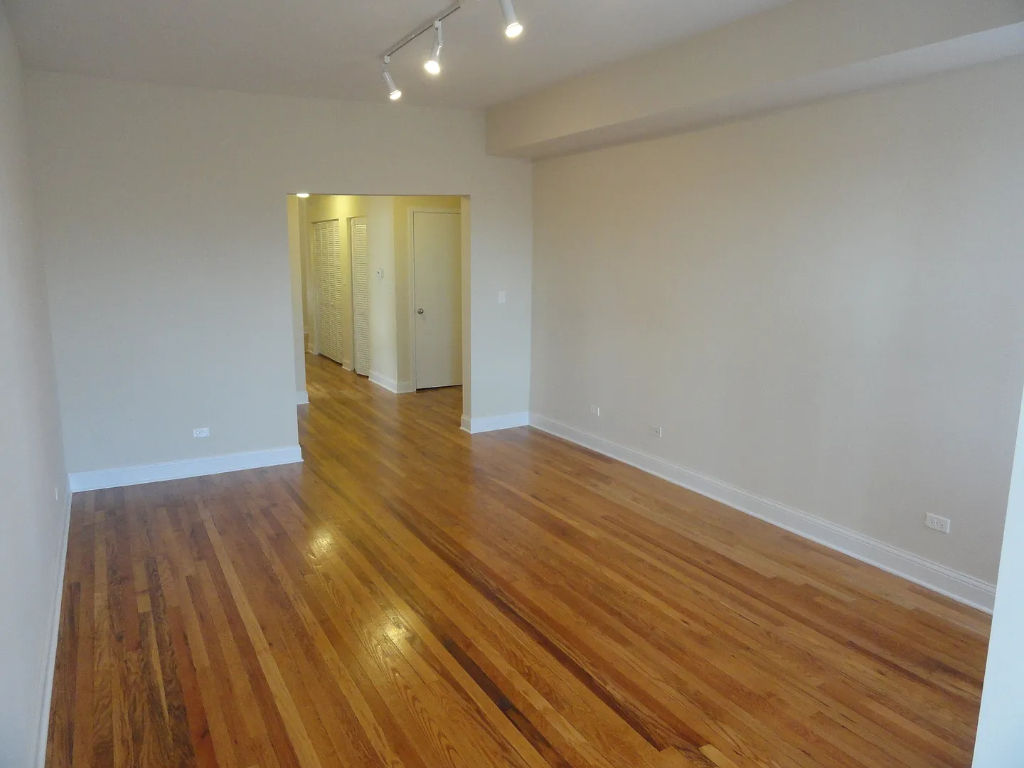 2 bed, 850 sqft, $1,950 — Photo 2