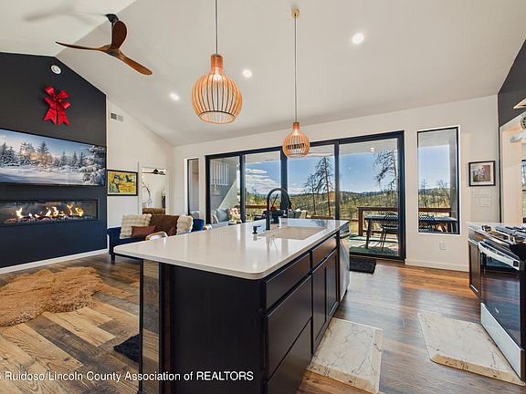 3rd image of 115 Everest Dr