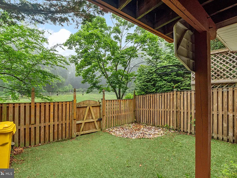 824 Stonehurst Ct — Photo 31