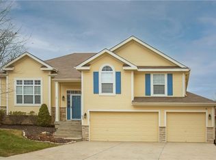 976 Ridge Dr, Lansing, KS 66043