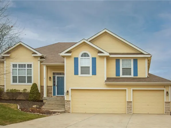 976 Ridge Dr, Lansing, KS 66043