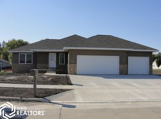 2747 Sunrise Ct NW, Mason City, IA 50401