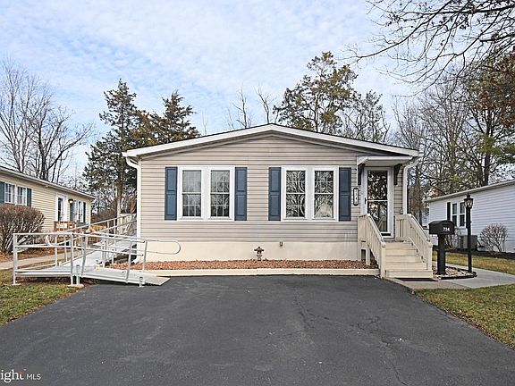 3rd image of 734 Aspen Cir