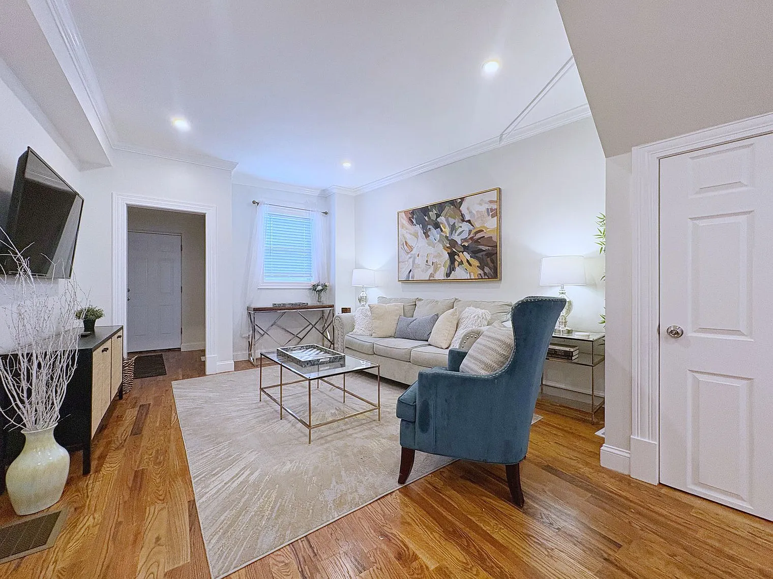 2 bed, 1.0 bath, 839 sqft, $8,746 — Photo 3