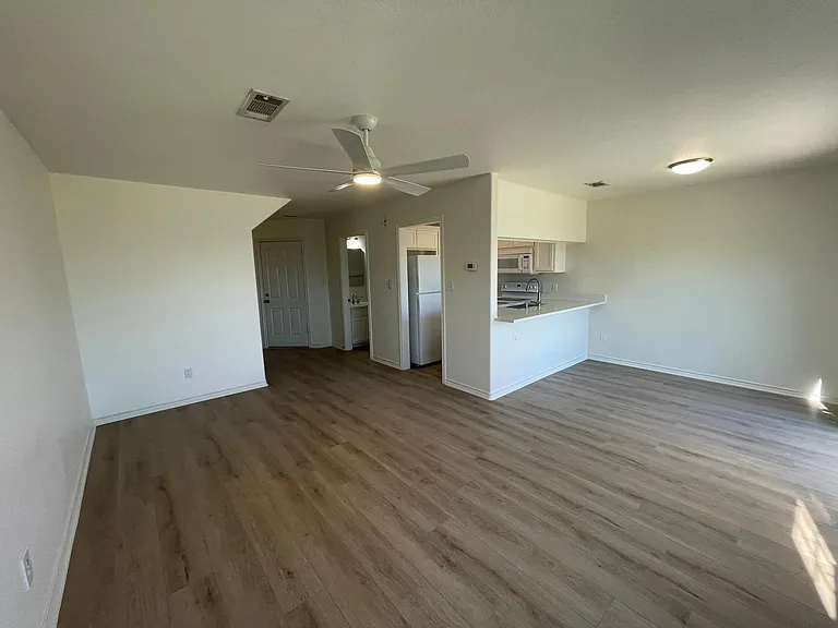503 Gateway Pkwy #4 — Photo 6