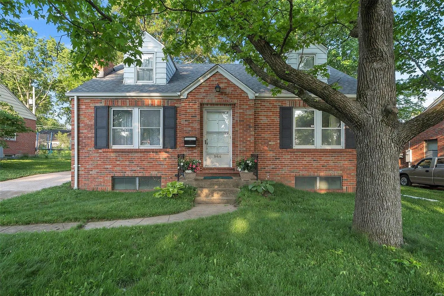 944 Robert Pl photo 1